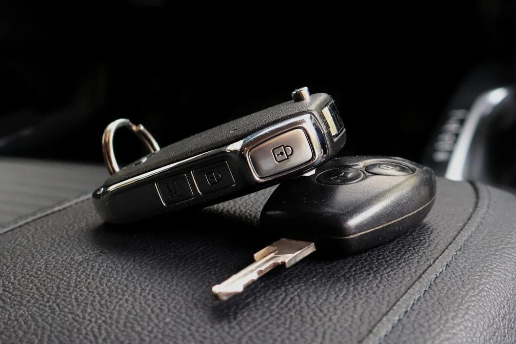 Detail autoelektrických kabelů ve voze