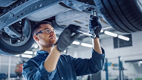 Technik vyplňuje protokol diagnostiky