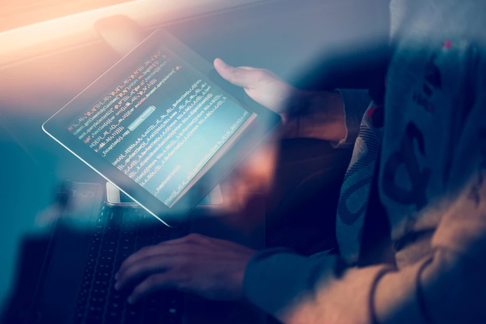 Notebook s diagnostickým softwarem připojený k vozu při kódování funkcí