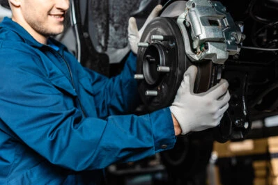 Technik provádí autodiagnostiku vozu v dílně