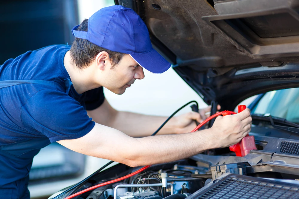 Autoelektrikář pracuje na elektroinstalaci vozu